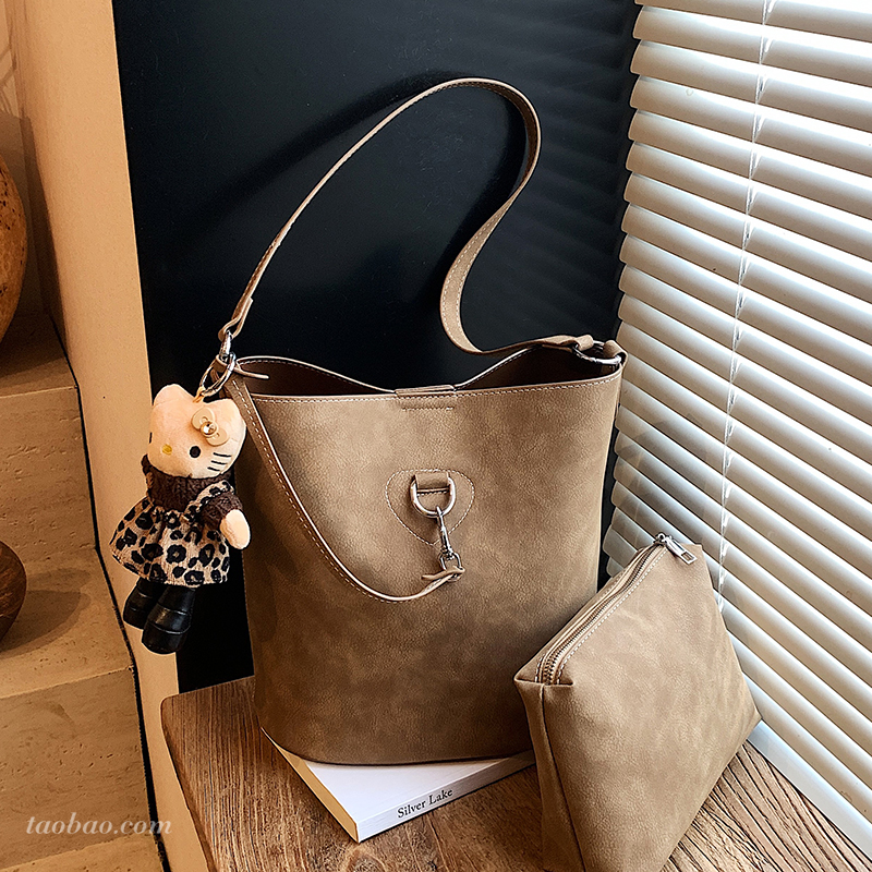 复古麂皮水桶包女2025秋冬