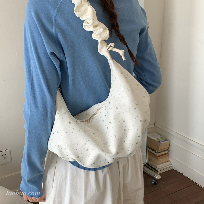 夏季流行爆款小包包女2026新款超火小众褶皱单肩斜挎包独特牛角包