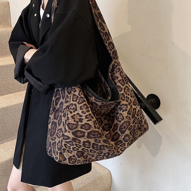 小众设计大容量通勤单肩托特包