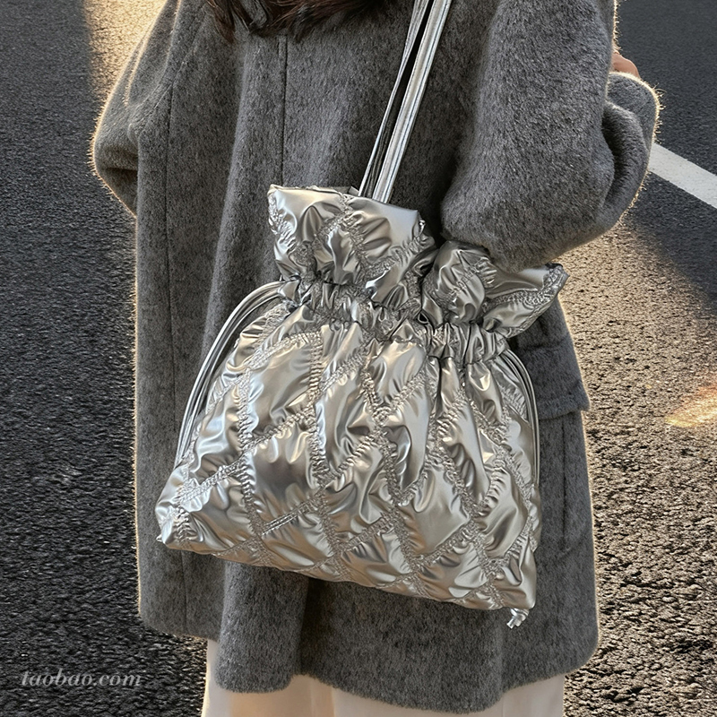 韩国小众设计菱格水桶包