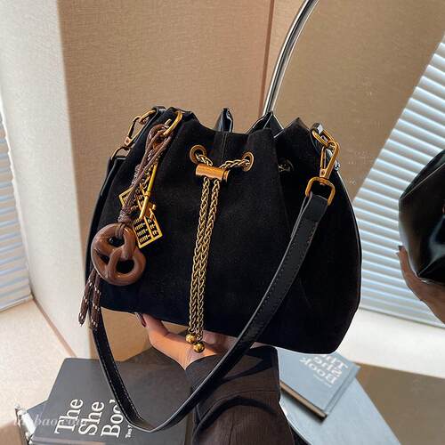 秋冬复古磨砂女斜挎水桶包新款