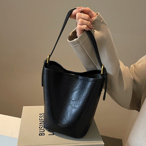 新款百搭2024夏季休闲潮流水桶包