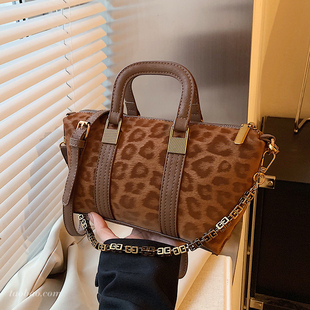 秋冬季超火小众豹纹包包女2025新款复古百搭斜挎包时尚手提枕头包