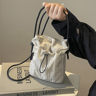 休闲超火尼龙布小包包女2026新款 百搭斜挎包单肩水桶包手机包 夏季