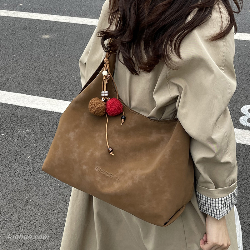 简约复古磨砂大容量包包女2025新款时尚通勤单肩斜挎包托特水桶包