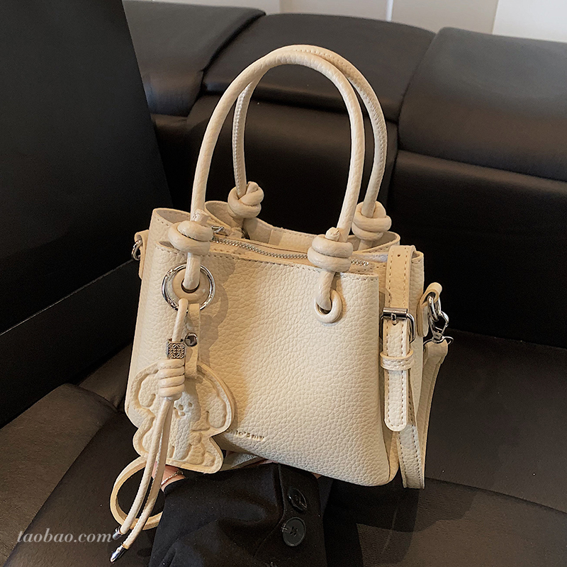 今年流行爆款小包包女2025新款时尚百搭斜挎包秋季超火手提水桶包