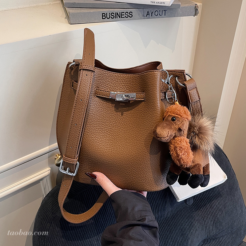 小众质感水桶包女2025冬季新款