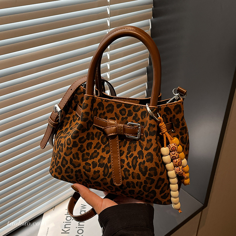 豹纹斜挎包通勤麂皮绒手提水桶包