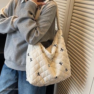 菱格绣线大容量包包2025新款 通勤百搭女士单肩斜挎包棉服包托特包