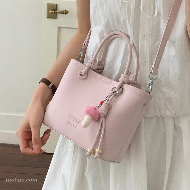 春夏季精致超火手提水桶包2026新款时尚百搭斜挎包女士外出小拎包