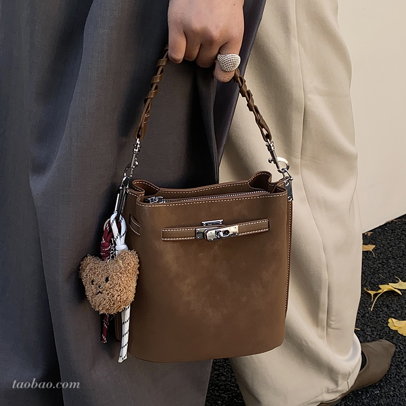 2025新款磨砂水桶包百搭单肩斜挎