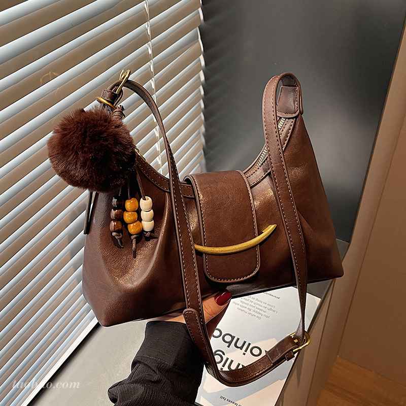 今年流行磨砂复古托特包