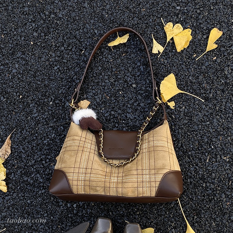 今年流行磨砂复古托特包