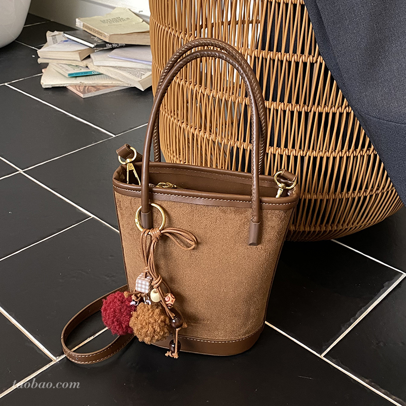 2025高级复古磨砂质感水桶包