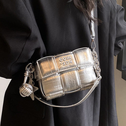 高级感银色编织女斜挎手提包