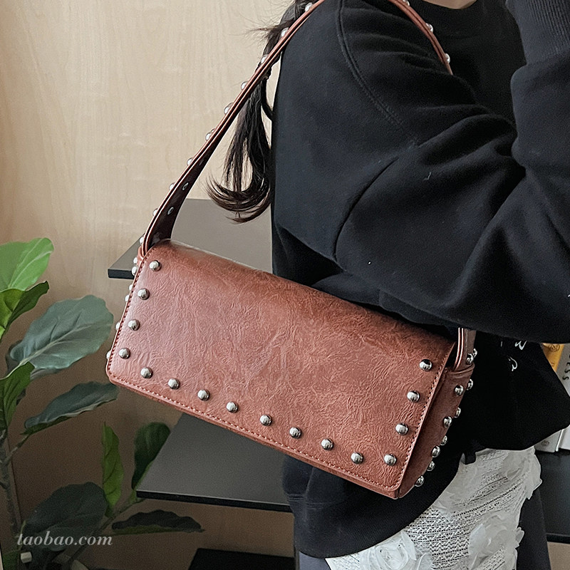 高级感小众铆钉包包女2026新款时尚通勤单肩腋下包手提小拎法棍包,箱包皮具/热销女包/男包,腋下包,淘宝优惠券,粉丝福利购,淘宝优惠卷