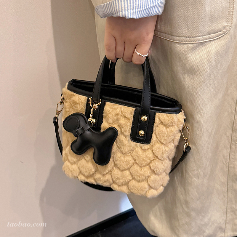 高颜值质感毛绒小水桶包