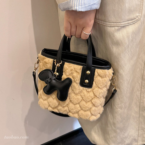 高颜值质感毛绒小水桶包