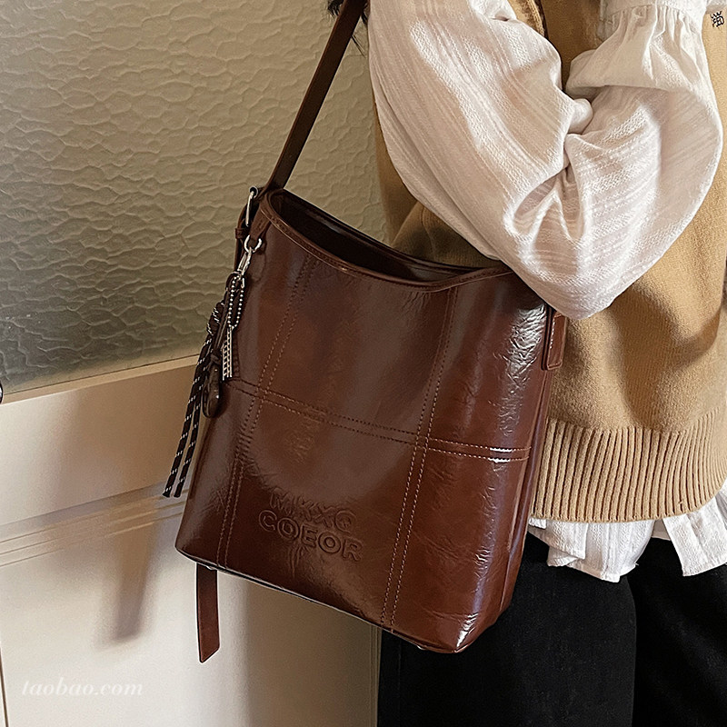 高级感油皮复古大容量包包2026新款时尚百搭斜挎包女士单肩水桶包,箱包皮具/热销女包/男包,托特包,淘宝优惠券,粉丝福利购,淘宝优惠卷