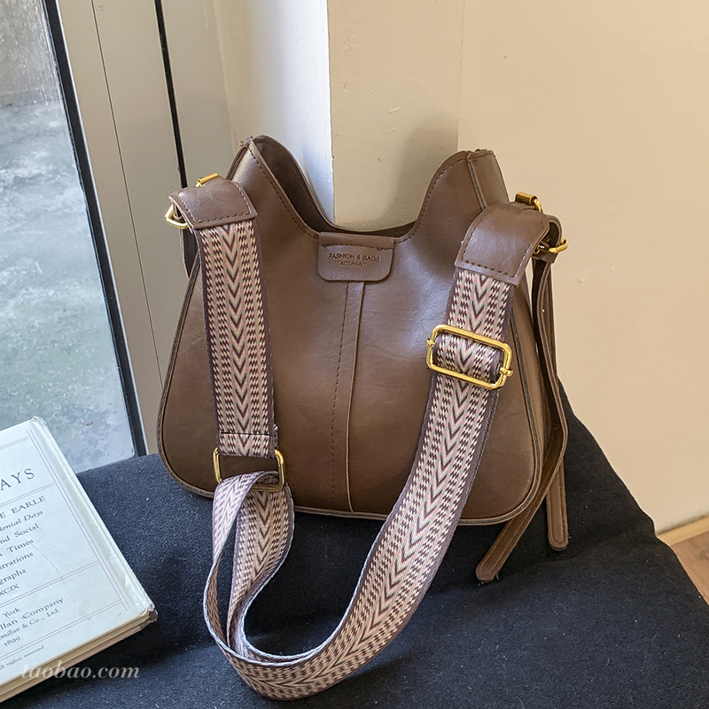 高级感复古大容量包包女2025新款百搭宽肩带斜挎包单肩托特水桶包