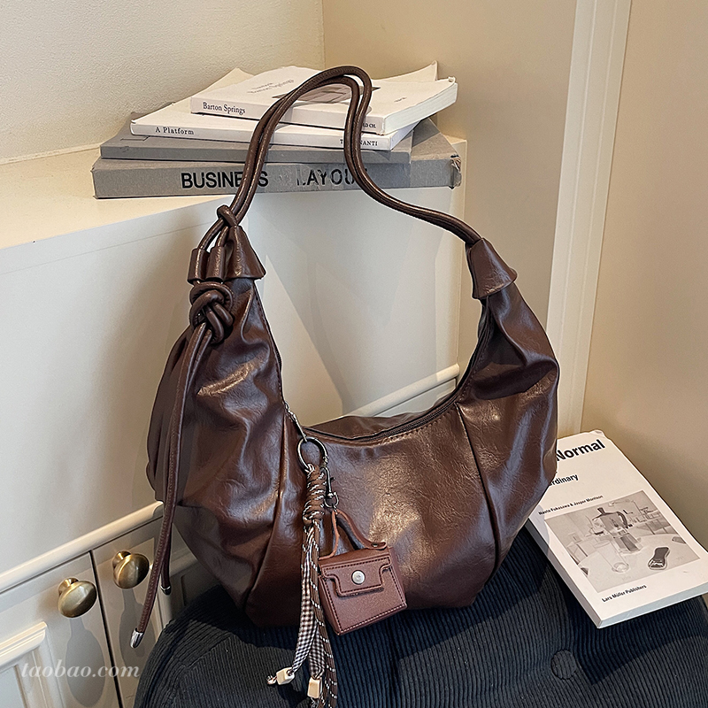 今年流行饺子包复古托特包