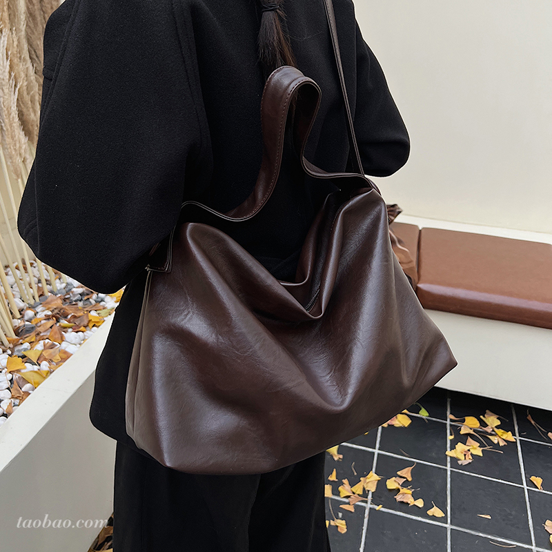 今年流行复古松弛感托特包