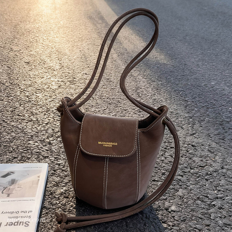 2025新款磨砂水桶包百搭单肩斜挎