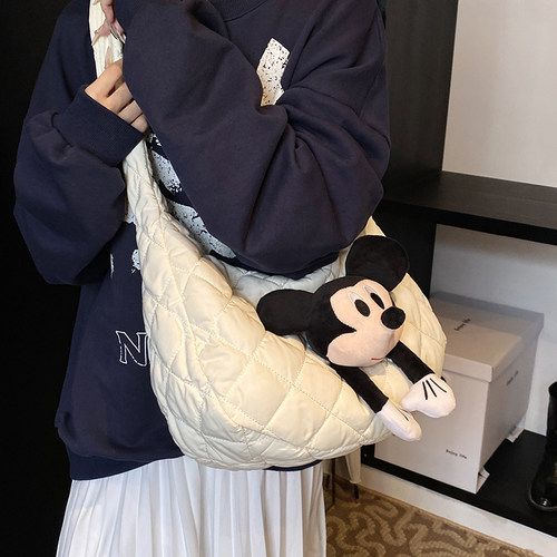 大容量羽绒包单肩腋下包