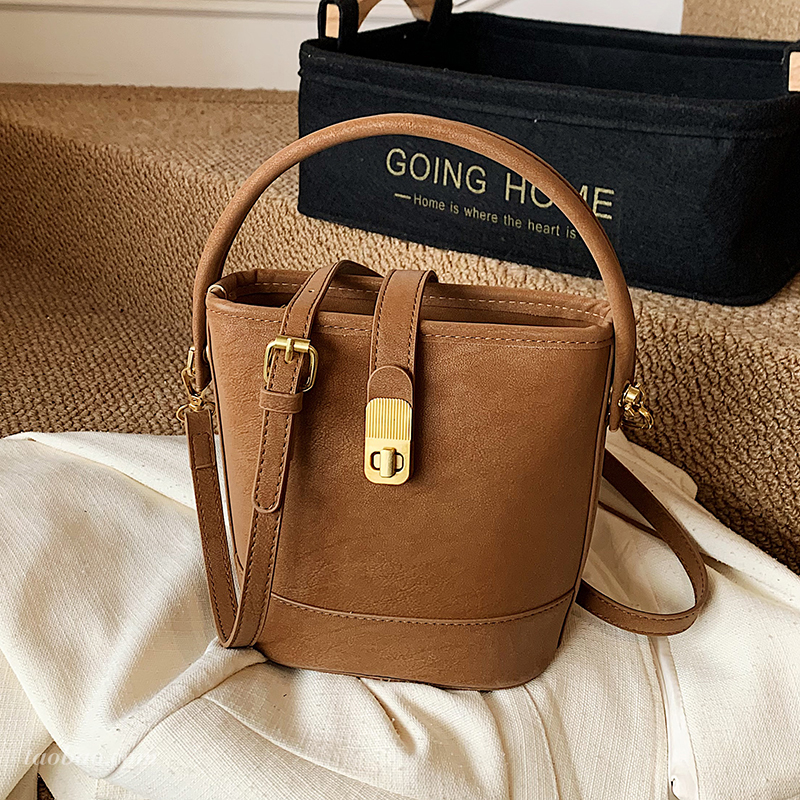 2025新款磨砂水桶包百搭单肩斜挎