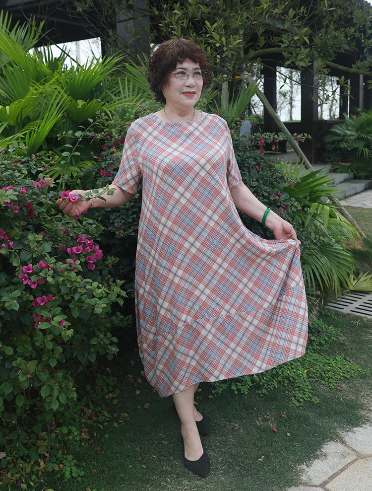 格子时尚特大码宽松胖妈妈连衣裙