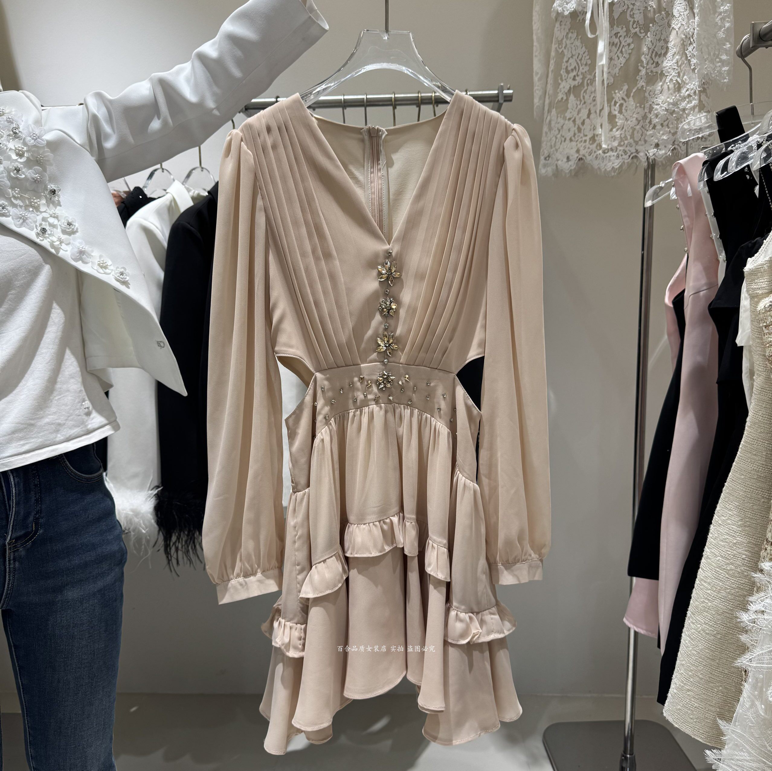 高端定制重工水钻V领露腰显瘦防晒袖不规则木耳边连衣裙 洋气短裙