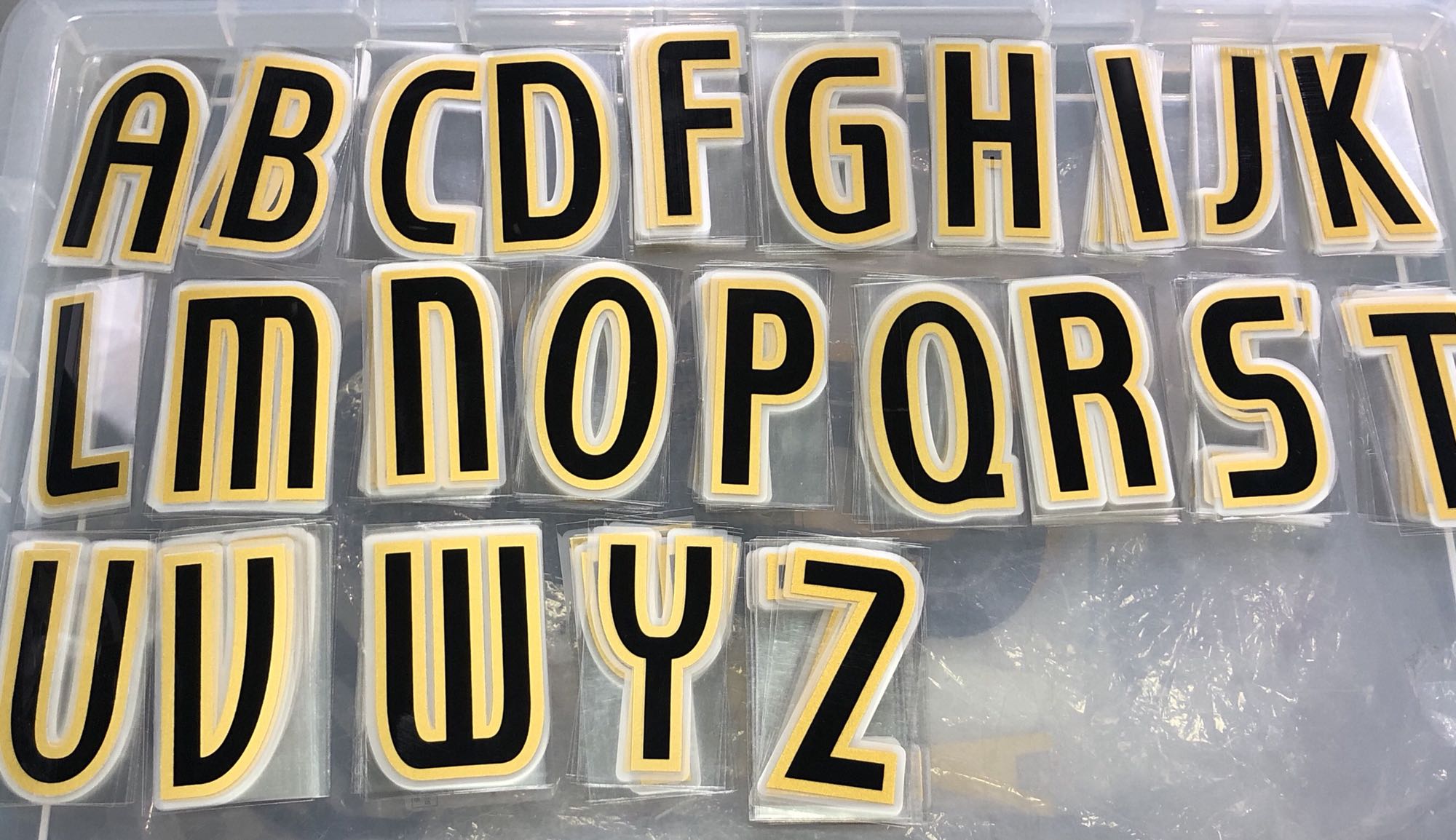 2005-16 年度 英格蘭甲組聯賽 原裝球員版字母 黑字金邊 - 实物图