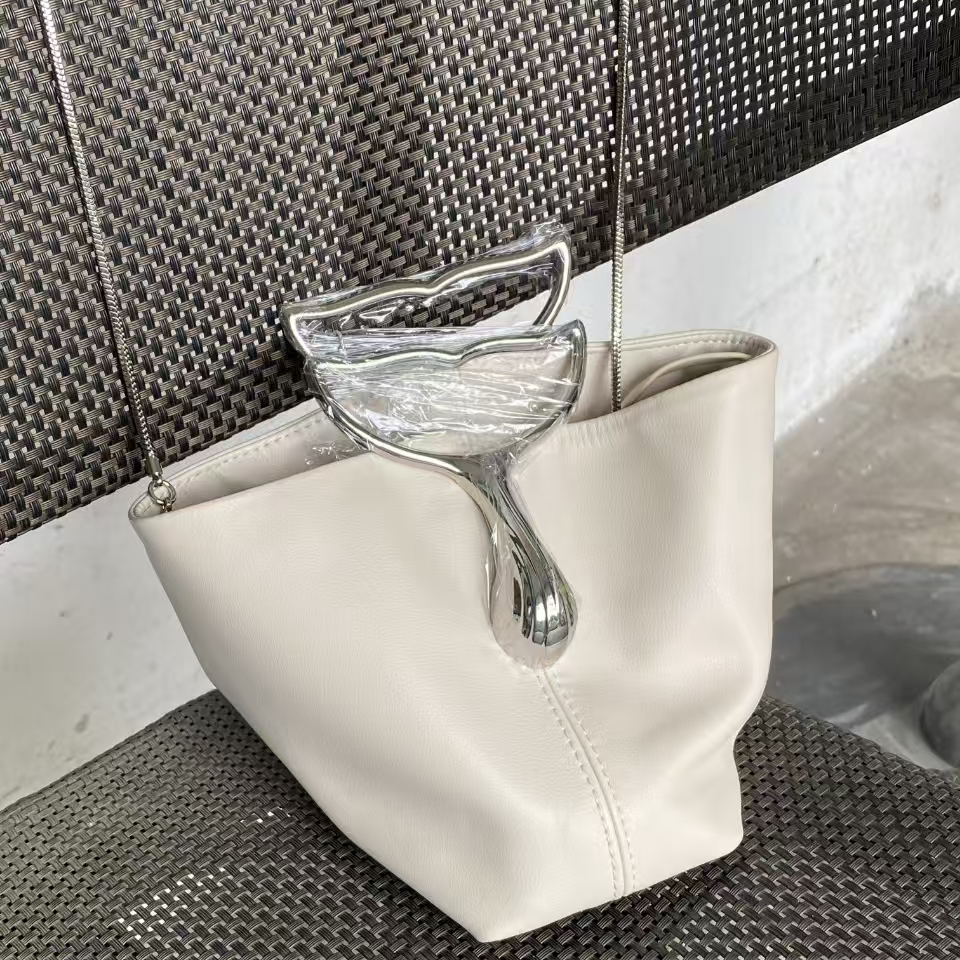 新款高质感软糯牛皮斜挎包