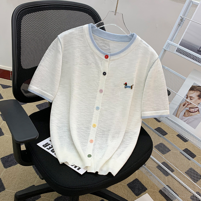 2025春夏新款彩扣撞色圓領(lǐng)短袖針織開(kāi)衫小狗刺繡休閑百搭針織衫女
