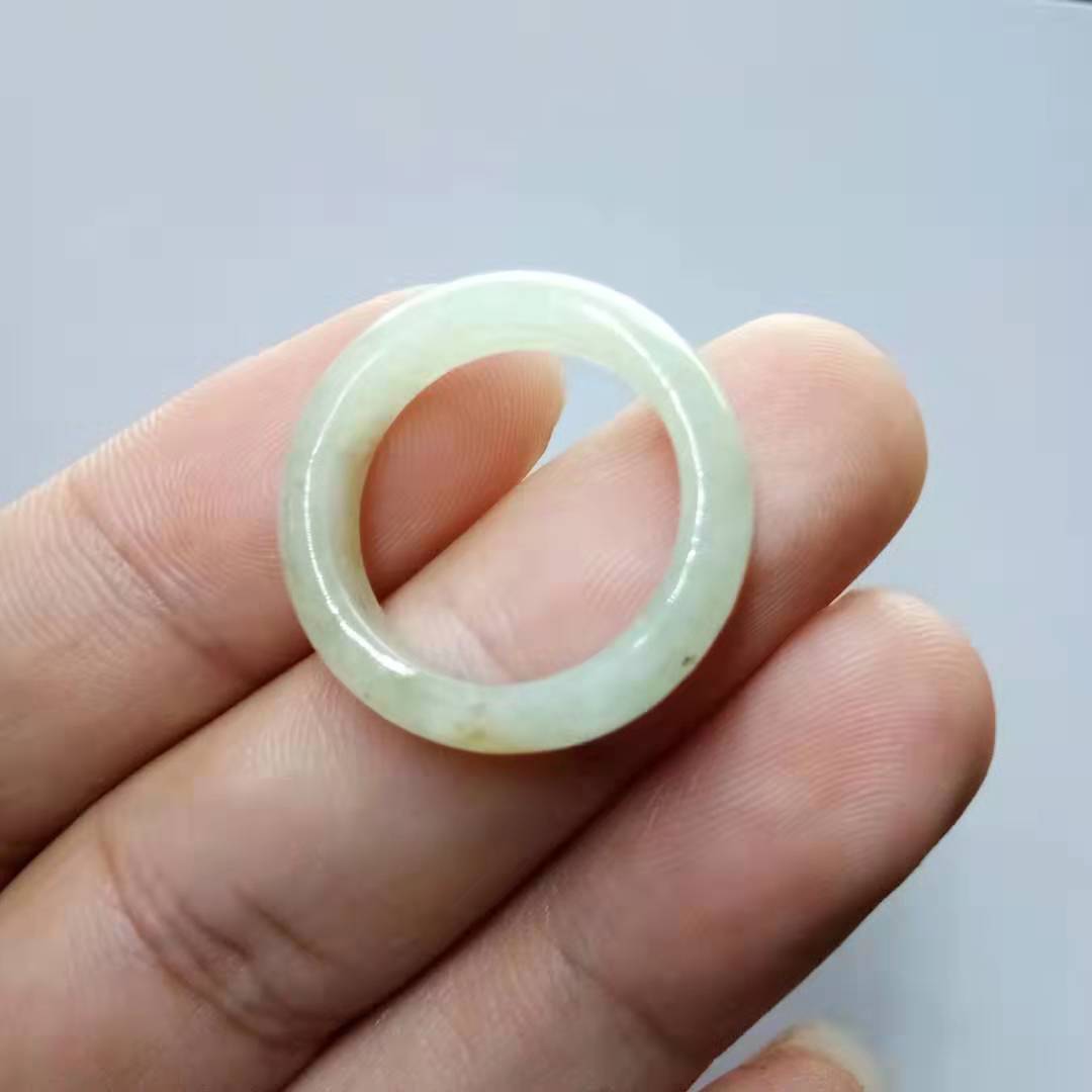 缅甸a货女款冰种带证书玉戒指