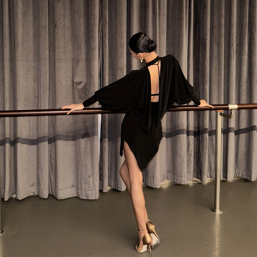 冷冽黑底里的精致心机，甜酷平衡