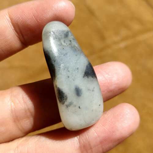 秋梨皮青花籽料吊坠特色