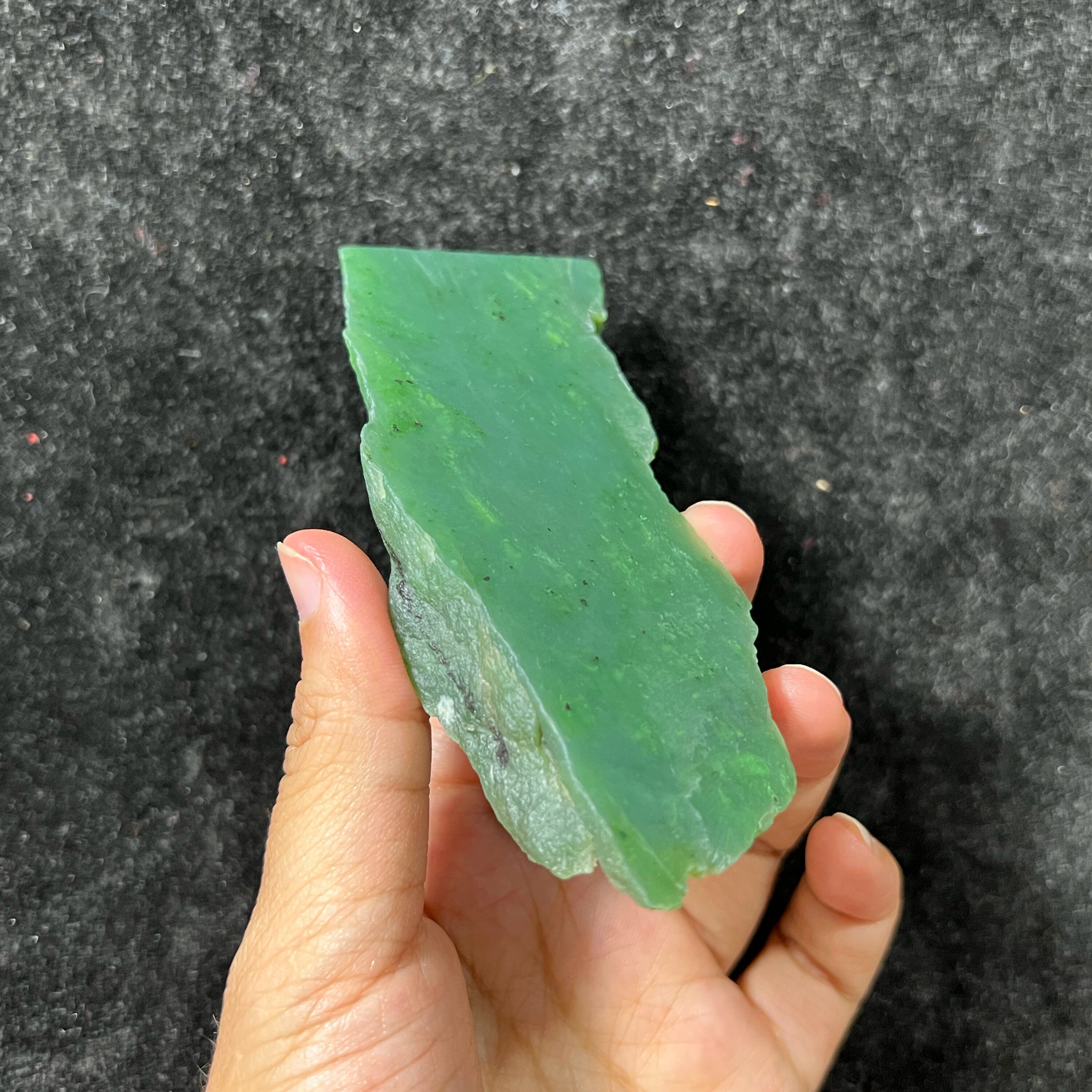 116g新疆和田碧玉山料原石且末碧玉阳绿色无黑点切片边角牌子料