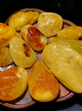 1A580 天然蜜蜡吊坠一物一图鸡油黄妖花古董蜡葫芦鱼牌梳子 编绳