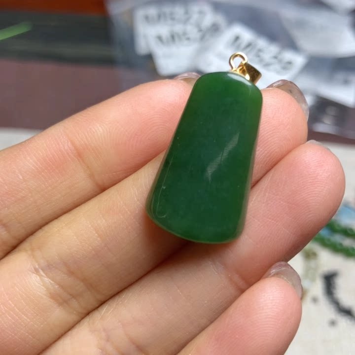 m530 天然和田玉碧玉吊坠无事牌925