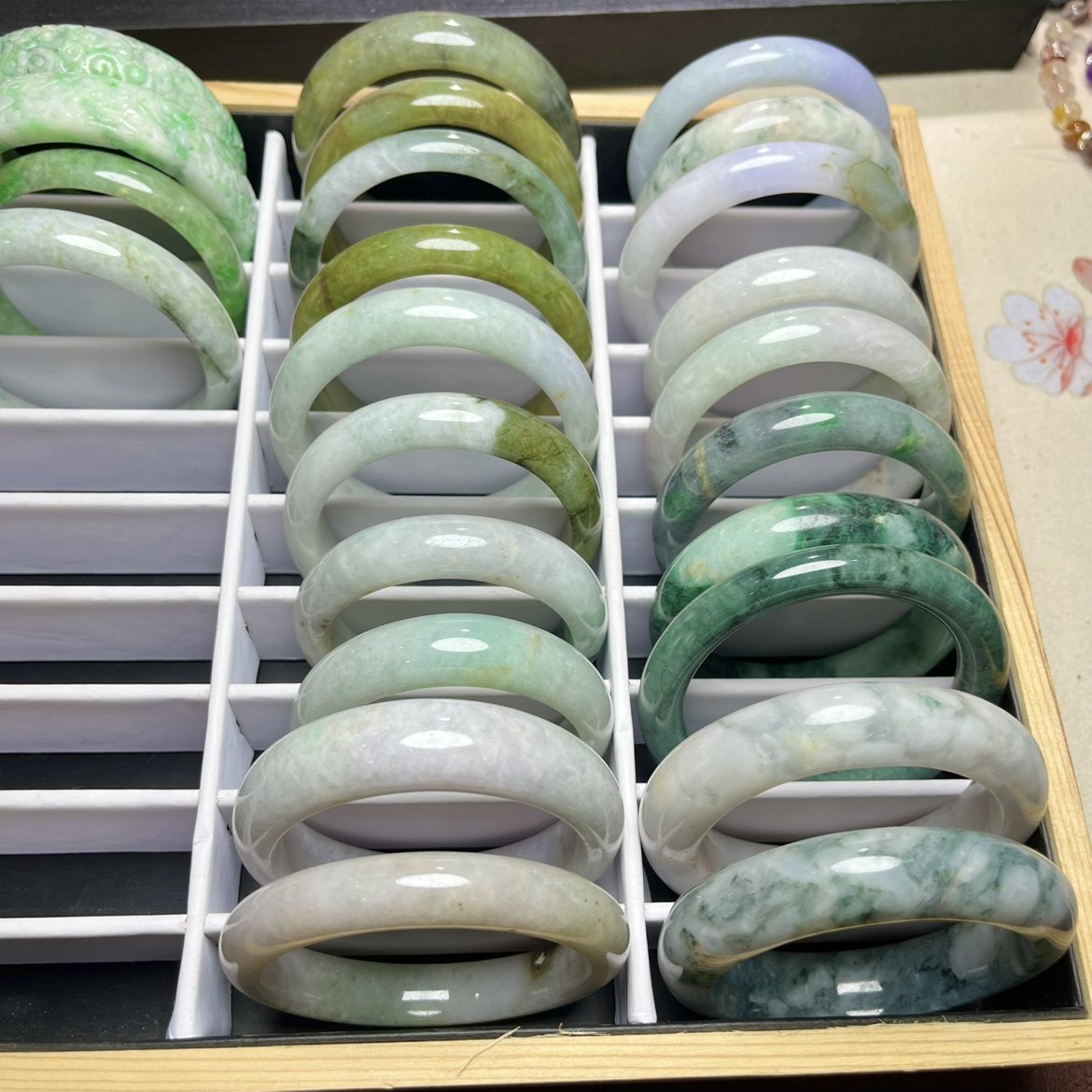 1A783 天然A货翡翠手镯春彩阳绿雕花正装圆条一物一图女飘花油青