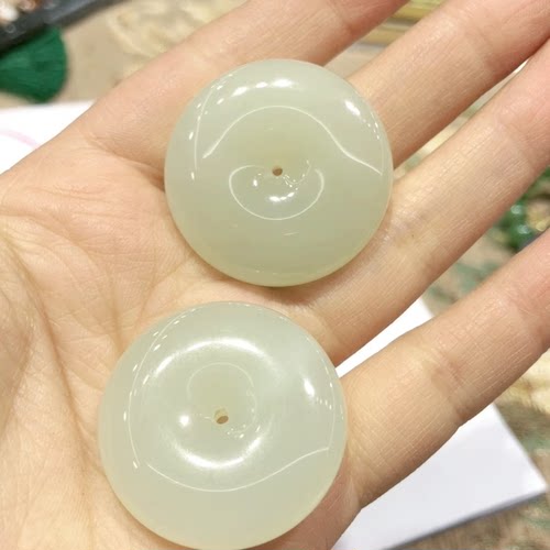 天然和田玉吊坠平安扣高货3cm