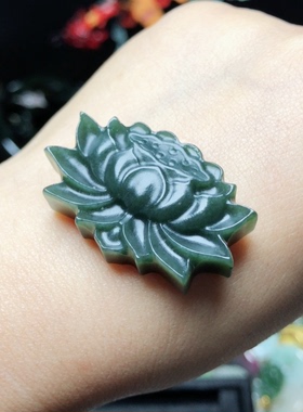 D183天然和田玉塔青玉莲花吊坠有瑕36x23mm送证书编绳