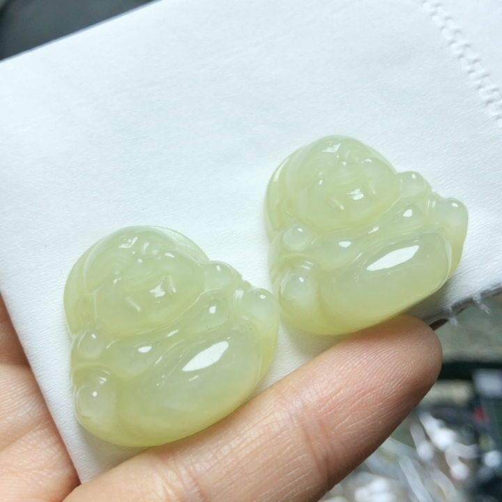 O169天然和田玉吊坠佛公鸡油黄活口新疆25x11mm 编绳