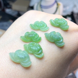 H331 天然和田玉碧玉莲花吊坠苹果绿挂件约17mm雕刻配件串珠滴流