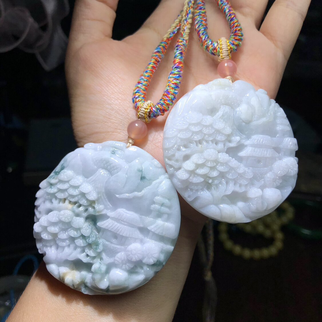 天然A货翡翠圆牌春带彩飘花凤凰