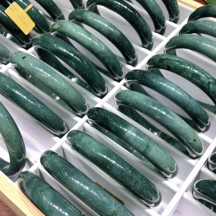 工厂价  天然A货翡翠手镯蓝水翡翠正装镯危料泥鳅背女款玉镯