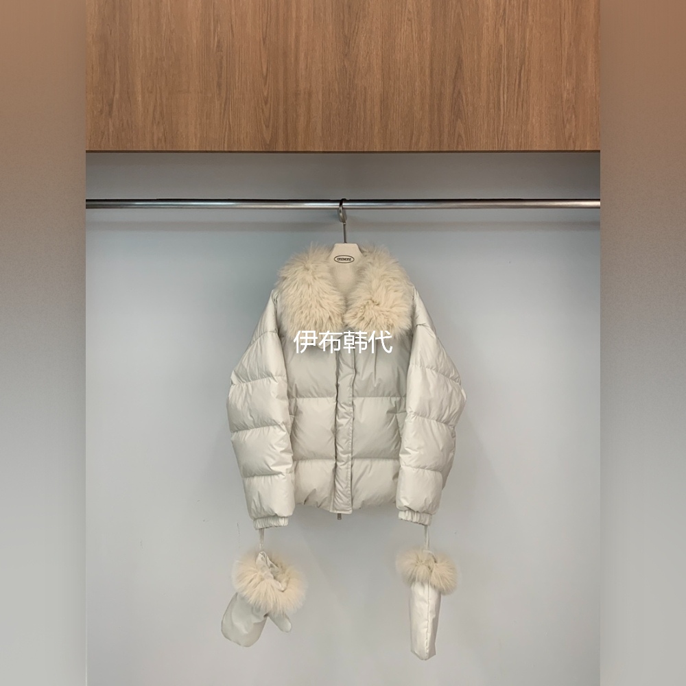 翻领毛领手套搭配羽绒服套装