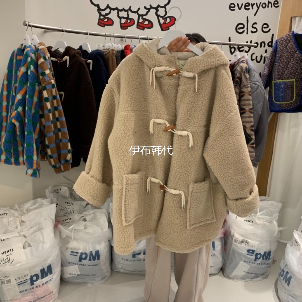 连帽仿羊羔毛绒中长牛角扣外套