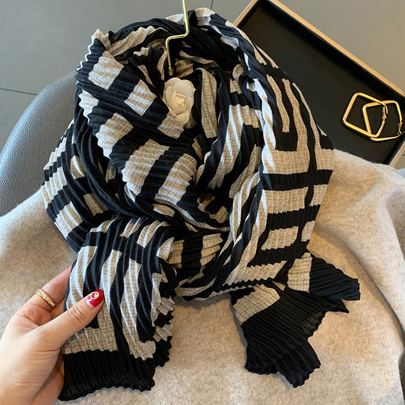 格纹褶皱披肩围巾女秋冬保暖字母